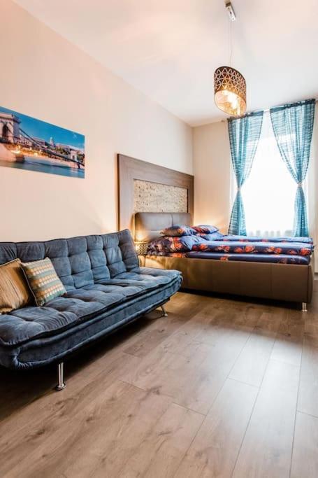Blue And Silver Park Apartment